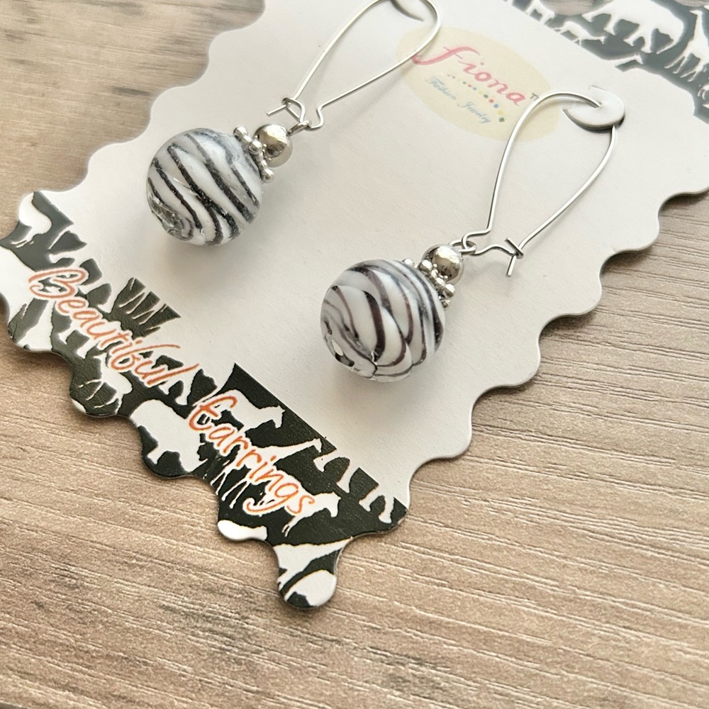 NWT Fiona Zebra Print Glass Bead Dangle Earrings - Picture 2 of 4